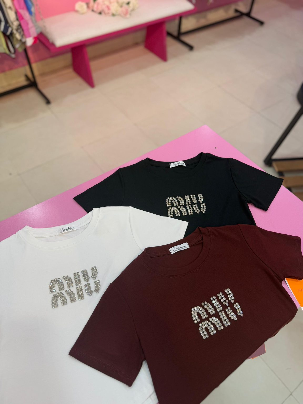 تیشرت کراپ miu miu  کد ۱۰۳۳
