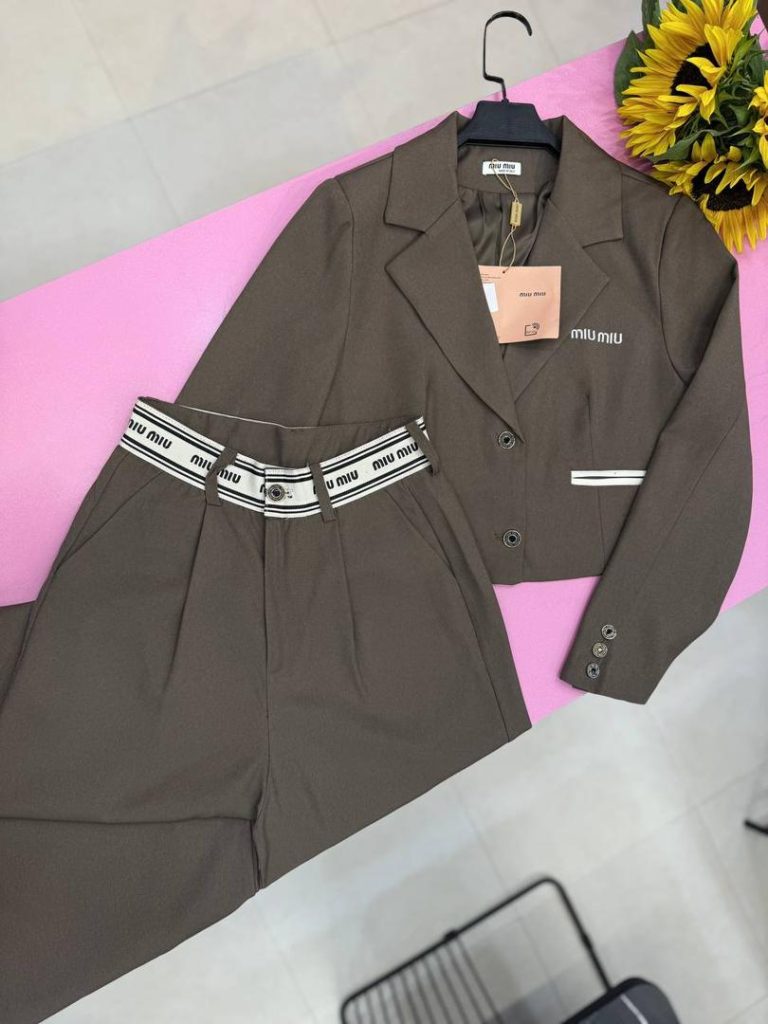 ست  کت کراپ و شلوار  مستر miu miuکد ۱۲۱۹