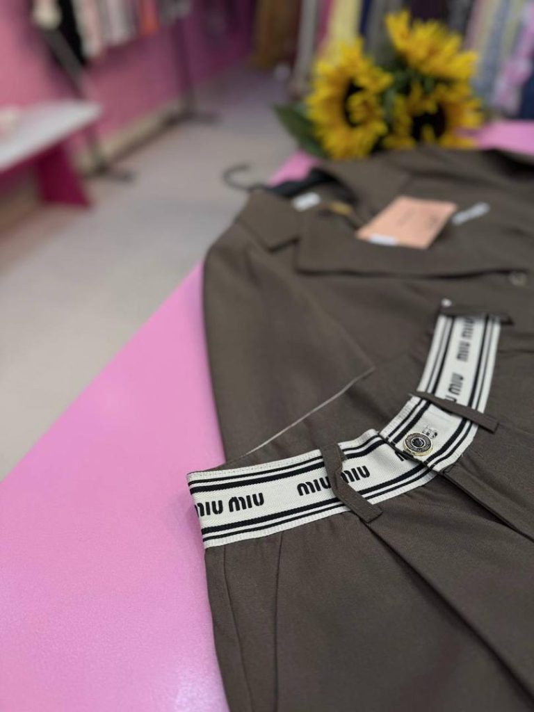 ست  کت کراپ و شلوار  مستر miu miuکد ۱۲۱۹