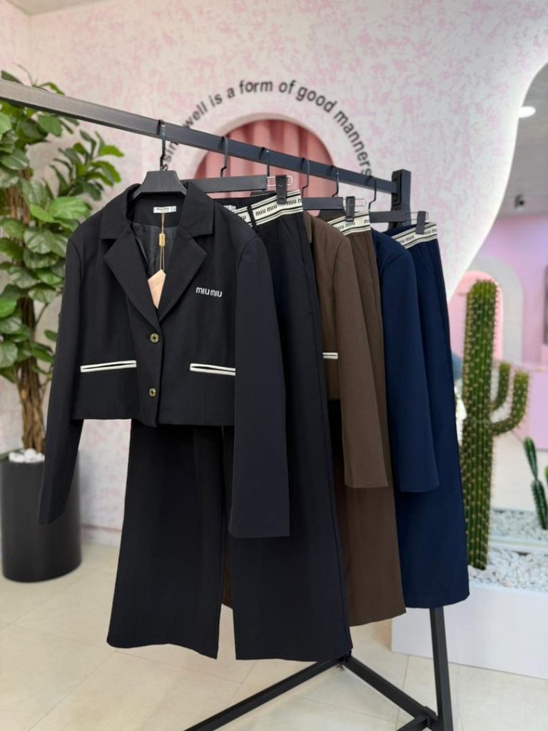 ست کت کراپ و شلوار miu miu کد ۱۳۳۳