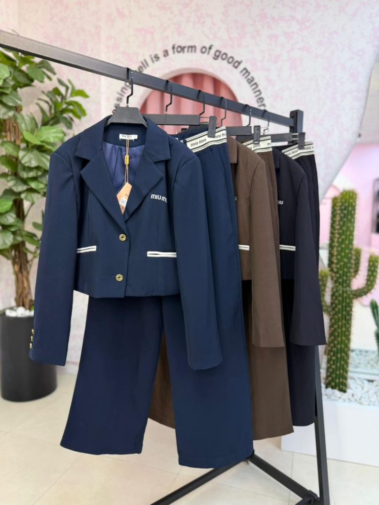 ست کت کراپ و شلوار miu miu کد ۱۳۳۳